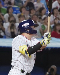 1回ヤクルト2死一塁、村上が右中間に2ランを放つ=神宮