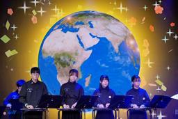オンラインオーケストラのリハーサルで演奏する学生ら=27日午後、大阪市此花区の夢洲