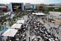 混雑する大阪・関西万博会場=27日、大阪市此花区の夢洲