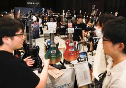 長野県松本市で開かれた「信州ギター祭り2025」=28日午前