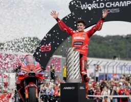 モトGPクラスで総合優勝を決め、喜ぶマルク・マルケス=モビリティリゾートもてぎ