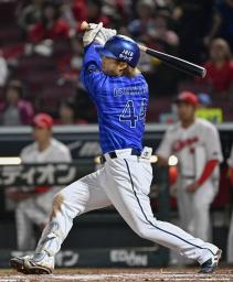 8回DeNA1死二、三塁、石上が右前に勝ち越しの2点打を放つ=マツダ