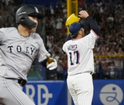 8回、巨人・中山(手前)に同点打を許したヤクルト・清水=神宮
