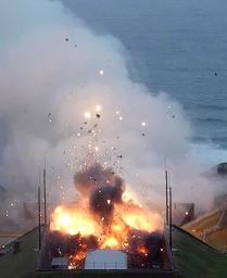 ロケット「イプシロンS」の2段目エンジン燃焼試験で発生した爆発=2024年11月、種子島宇宙センター(JAXA提供)