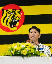 現役引退の記者会見をする阪神の原口文仁内野手=30日、兵庫県西宮市