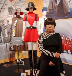 1970年大阪万博ユニホームとコシノジュンコさん=2日午後、大阪府枚方市