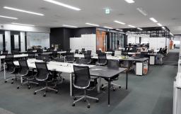 TDMに応じ、閑散とするリクシルのオフィス=9月、大阪市住之江区