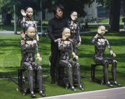 ロボット学者の石黒浩氏(奥中央)が手がけたアンドロイド=2月、大阪市此花区の夢洲