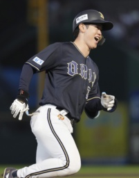 11回、決勝となる本塁打を放ち笑顔を見せるオリックス・太田=楽天モバイルパーク