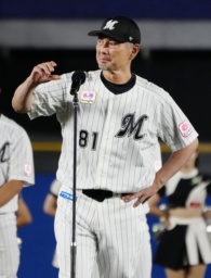 最終戦セレモニーのあいさつで涙ぐむロッテ・吉井監督=ZOZOマリン