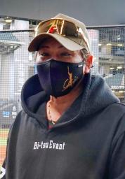 来季続投が決まり、取材に応じる日本ハム・新庄監督=エスコンフィールド