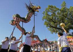 秋の大祭「長崎くんち」で披露された諏訪町の「竜踊」=7日午前、長崎市の諏訪神社