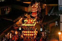 秋の高山祭の「宵祭」で、ちょうちんをともして進む伝統的な屋台=9日夜、岐阜県高山市