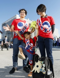 おそろいの自作Tシャツを着て両親と万博を楽しむ山城樹季君(中央)=9日、大阪市此花区の夢洲