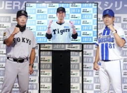 記者会見後、フォトセッションでポーズを決める巨人の阿部監督(左)、DeNAの三浦監督(右)とリモート登壇の阪神・藤川監督=10日、横浜スタジアム