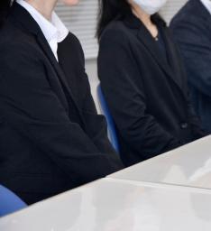 熊本県庁で記者会見する、自殺した県職員の長女(手前)ら遺族=10日午後