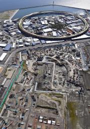 大阪・関西万博の会場(上)に隣接するIR予定地=9月、大阪市此花区の夢洲