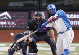 8回日本ハム2死一、二塁、レイエスが右越えに逆転の2点打を放つ=エスコンフィールド