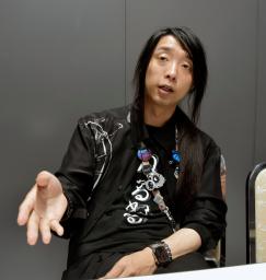 インタビューに応じる落合陽一さん