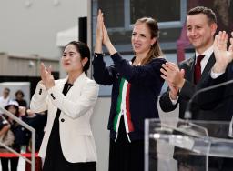 イタリア館の式典に参加した(左から)宮原知子さん、カロリナ・コストナーさん=13日午前、大阪市此花区の夢洲