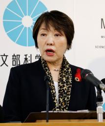 記者会見する阿部文科相=14日午前、文科省