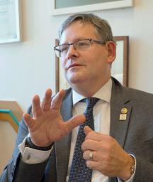 手話を使い取材に応じる、聴覚障害者の国際スポーツ大会「デフリンピック」を主催する国際ろう者スポーツ委員会(ICSD)のアダム・コーサ会長=ブダペスト(共同)
