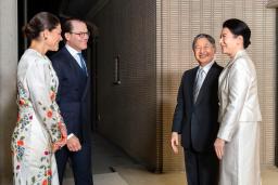 スウェーデンのビクトリア皇太子と夫を出迎えられる天皇、皇后両陛下=14日夜、皇居・御所(宮内庁提供)