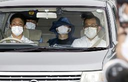 野津英滉被告(後部座席中央)=2020年、兵庫県警宝塚署