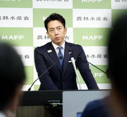 閣議後の記者会見に臨む小泉進次郎氏。自民党総裁選での配信動画に対するコメント投稿要請を巡り陳謝した=9月26日、農水省