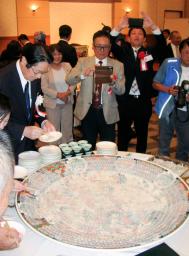 全国漁港漁場大会で振る舞われたフグの刺身=15日午後、山口県下関市