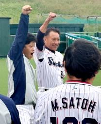 秋季練習が始まり、あいさつで気勢を上げるヤクルトの池山隆寛新監督(中央)と塩見=15日、埼玉県戸田市