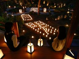 東林院で行われた夜間特別拝観の試験点灯=16日夕、京都市右京区