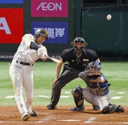 8回ソフトバンク1死一、二塁、柳田が左越えに決勝の3ランを放つ。捕手田宮=みずほペイペイドーム