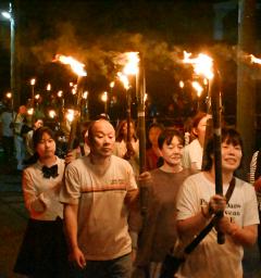 「稲むらの火祭り」で、たいまつを手に歩く町民ら=18日夜、和歌山県広川町