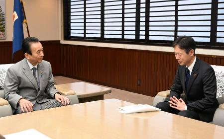 リニア中央新幹線の工事に関し協議する、静岡県の鈴木康友知事(左)とJR東海の丹羽俊介社長=20日午前、静岡県庁