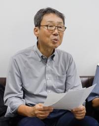 PFASに関する調査結果を発表する市民団体の久米慶典共同代表=20日午前、山口県岩国市