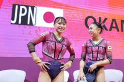 女子予選で笑顔を見せる杉原愛子(左)と岸里奈=ジャカルタ(共同)