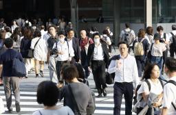 東京・丸の内を行き交う人たち=7月