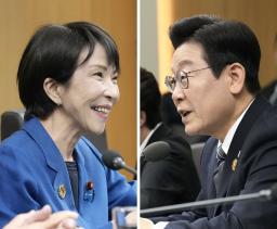 会談する高市首相(左)と韓国の李在明大統領=30日、韓国・慶州(共同)