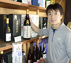 「日本酒を飲むきっかけになるような商品をつくりたい」と語る星慎也専務 