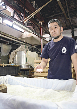 洗米の状況を確認する鈴木専務