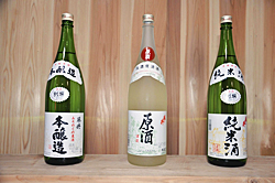 代表銘柄「藤乃井」の（右から）純米酒、原酒、本醸造