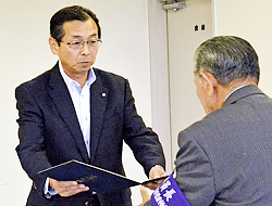 添田氏に「当選証書」付与　天栄村長選、無投票で再選