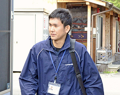 仮設住宅を訪問し、健康や心のケアに携わる星さん。生活支援相談員の人員確保は急務だ