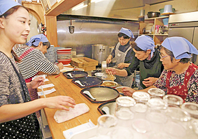 店を切り盛りする豊田さん（右から３人目）と従業員ら