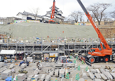 震災から５年を前に崩れ落ちた石垣の修復作業が着々と進む「竹之丸南面西」現場