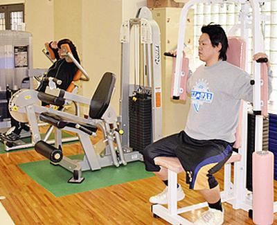 トレーニング室で汗を流す二本松市民＝城山総合体育館