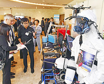 フォーラム会場には廃炉作業に活用される機器などが展示された＝４月１１日、いわき市