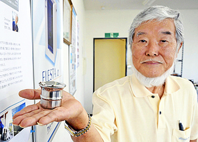 自慢の逸品の「ぐい呑み」をアピールする岩本さん