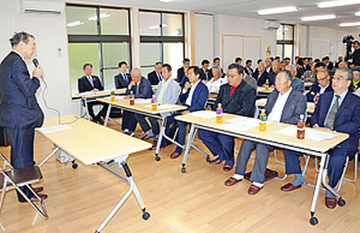 来年１月の避難指示解除方針について説明された行政区長会＝１０月、郡山市